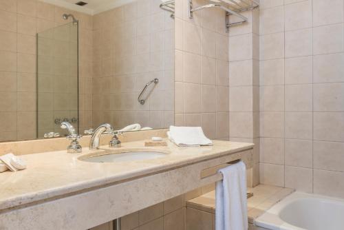 a bathroom with a sink and a tub and a toilet at Loi Flats Buenos Aires in Buenos Aires