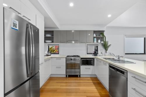 Dapur atau dapur kecil di Shorelines Apartments on Hamilton Island by HIHA