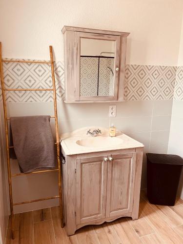 La salle de bains est pourvue d'un lavabo et d'une armoire à médicaments. dans l'établissement La Belle Vue, à Eus