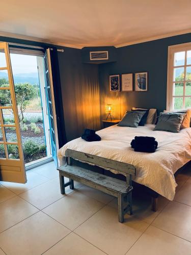 une chambre avec un grand lit et une grande fenêtre dans l'établissement La Belle Vue, à Eus