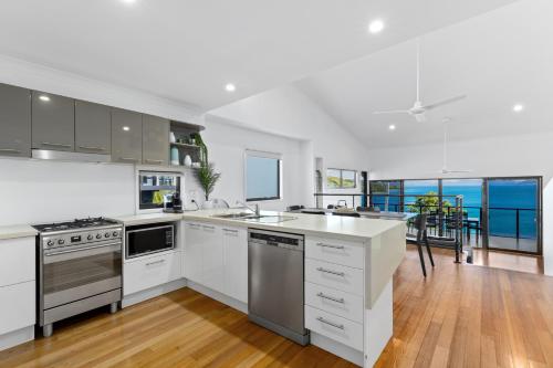 Dapur atau dapur kecil di Shorelines Apartments on Hamilton Island by HIHA