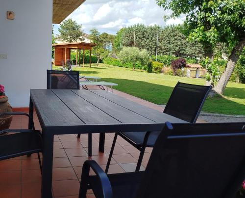 Une table et des chaises en bois sont disponibles sur la terrasse. dans l'établissement Casa del Carmine, à Anghiari