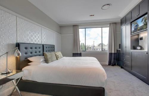 Un dormitorio con una cama grande y una ventana en Perfect Located 2-Bed Blue Mountains Getaway en Katoomba