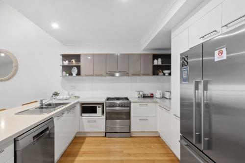 Dapur atau dapur kecil di Shorelines Apartments on Hamilton Island by HIHA