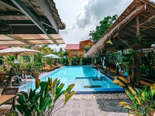 una piscina en un complejo en ubud en Yellow Star Hostel, en Kampot