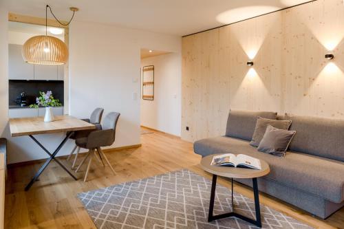 een woonkamer met een bank en een tafel bij Haus Widmann in Fieberbrunn