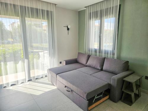 Ruang duduk di Serenade apartment