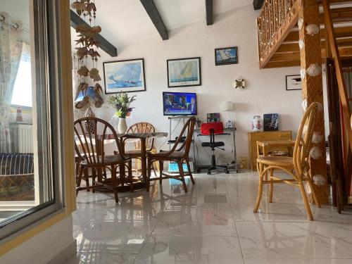 Bel appartement les roches Brunes vue mer