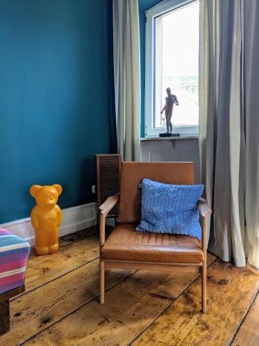 a chair sitting in a room with a window at Im Krämerladen in Neustadt an der Weinstraße