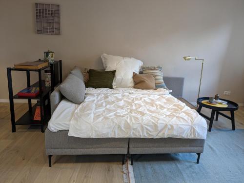 a bedroom with a bed with white comforter and pillows at Im Krämerladen in Neustadt an der Weinstraße