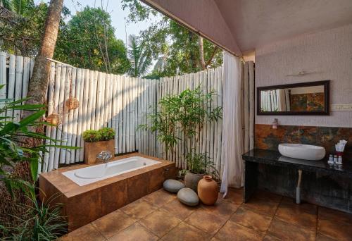 een badkamer met een bad en een wastafel bij Blu Resorts in Vagator
