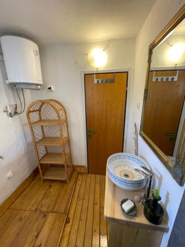um quarto com piso de madeira e uma porta de madeira em Heat Hostel em Susak