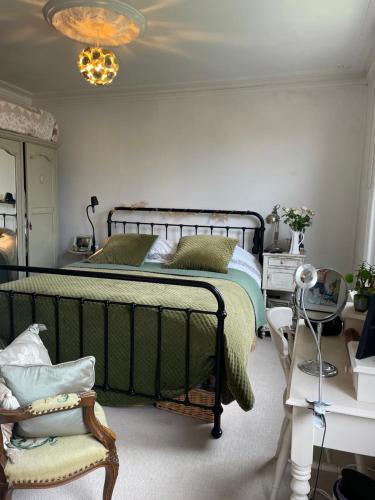 ポーツレードにある3 Bed Home Sleeps 6 Free parkingのベッドと椅子のある寝室