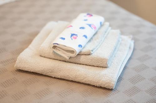 um par de toalhas sentadas em cima de uma mesa em La Lamia em Cisternino