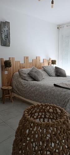 - une chambre avec 2 lits et une tête de lit en bois dans l'établissement Villa sémaphore, suite la Fleur de Sel, à Salin-de-Giraud