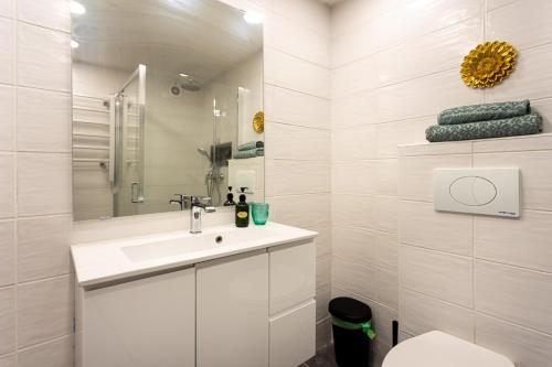 Un baño blanco con lavabo e inodoro. en Cozy Corner in the city center, en Budapest