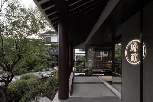 Un balcón o terraza en Pan Pacific Suzhou -Including unlimited access to the 4A-level Panmen Scenic Area