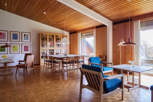 - une salle à manger avec des tables et des chaises dans l'établissement Løgumkloster Refugium, à Løgumkloster