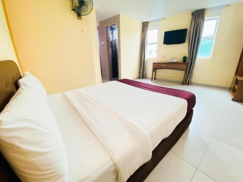 a bedroom with a large white bed in a room at Sun Inns Hotel Cheras - Balakong in Cheras