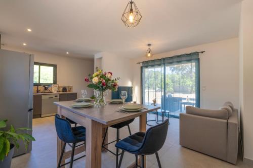 une cuisine et une salle à manger avec une table et des chaises dans l'établissement Casa Omigna, à Figari