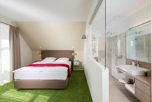 a bedroom with a bed and a shower and a sink at Schmucke Witwe in Bispingen