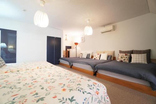 Un pat sau paturi într-o cameră la Sakurajima Parkside House A
