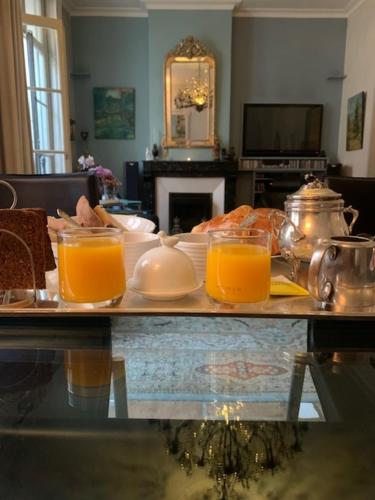 Dois copos de sumo de laranja sentados numa mesa. em Bartissol et Maillol em Perpignan