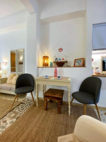 Les Hirondelles 1 Central Apartment