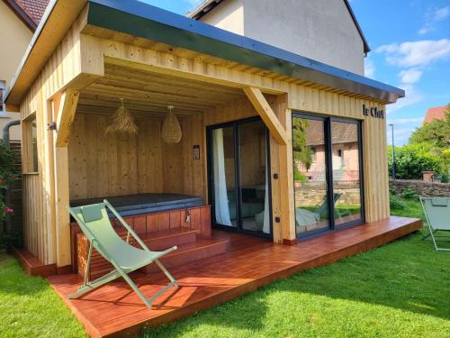 a deck with a bar and a chair at Gîte Le Chut - Piscine & Jacuzzi - 11 à 14 personnes in Rangen