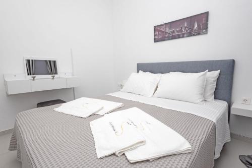 - une chambre avec un lit et des serviettes blanches dans l'établissement Porto Heli Seafront - Port House G, à Porto Heli