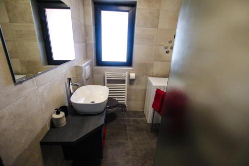 Ένα μπάνιο στο Apartment Tina I