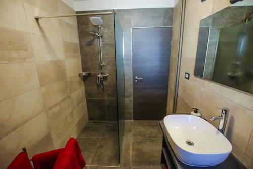 Ένα μπάνιο στο Apartment Tina I
