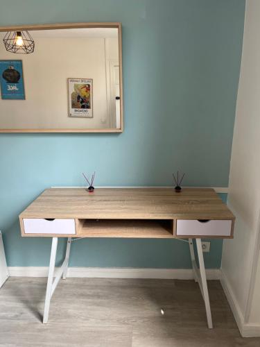 - une coiffeuse en bois avec un miroir mural dans l'établissement Vivez l'Atlas-Proche de la plage, au Havre