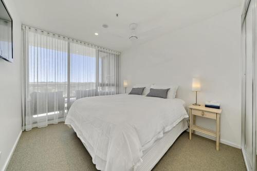 Säng eller sängar i ett rum på Modern 1-Bed Apartment With Parking, Pool and Gym