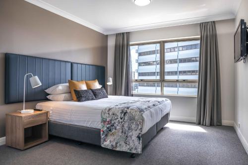 Postel nebo postele na pokoji v ubytování Central 1-Bed with Parking, Pool, Sauna & Gym
