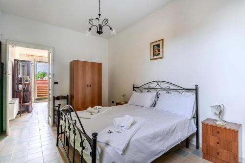 Schlafzimmer mit einem Bett mit weißer Bettwäsche in der Unterkunft Trilo di Giuseppe 466 in Tricase