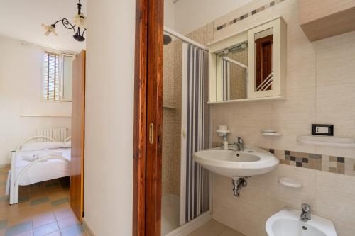 ein Bad mit einem Waschbecken und einem Spiegel in der Unterkunft Trilo di Giuseppe 466 in Tricase