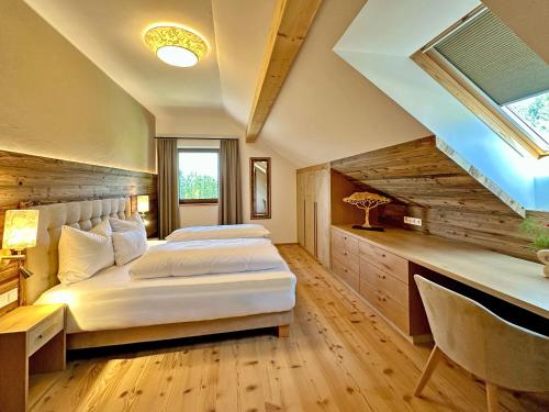 - une chambre avec 2 lits et une lucarne dans l'établissement Rosenhof Salzburger Seenland, à Straßwalchen