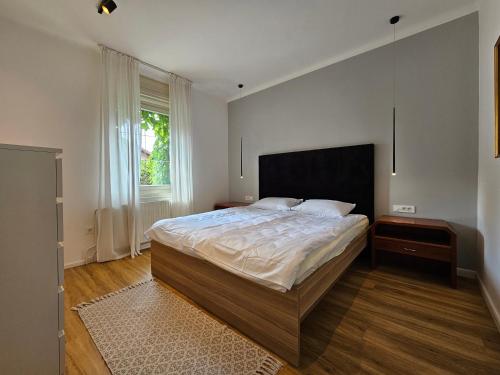 sypialnia z dużym łóżkiem i oknem w obiekcie Hotel Sporn w mieście Radomlje