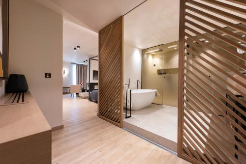 Habitación con baño con aseo y bañera. en Revi Mountain Resort, en Kalavrita