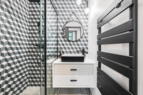 un baño con lavabo y espejo en L'Arty - Maison avec jardin - 6p, en Villemomble