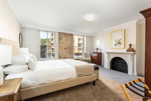 sypialnia z dużym łóżkiem i kominkiem w obiekcie Historic Boutique Apartment Steps From Everything w mieście Sydney