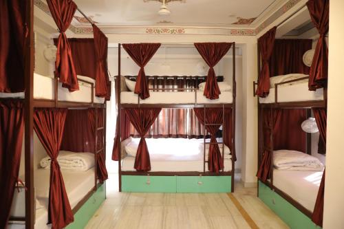מיטה או מיטות קומותיים בחדר ב-Hostel Funky Bunky