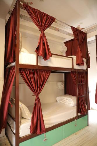 Uma ou mais camas em beliche em um quarto em Hostel Funky Bunky