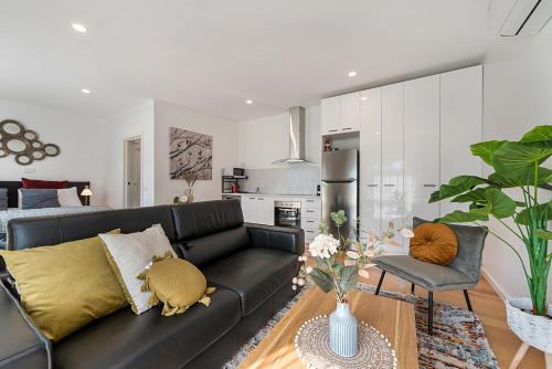 Η κουζίνα ή μικρή κουζίνα στο Comfy Studio with Shared Backyard near Racecourse