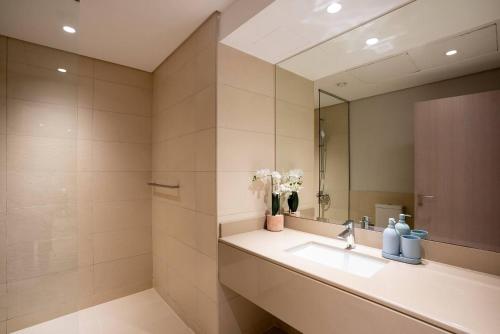 een badkamer met een wastafel en een spiegel bij 1 Bedroom Apartment Yas Island in Abu Dhabi