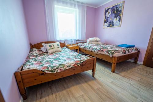 1 Schlafzimmer mit 2 Betten und einem Fenster in der Unterkunft RUNČI in Lautere