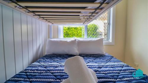 Caves Getaway - Pool, Air conditioned and close to the beachにあるベッド