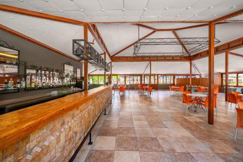 um restaurante com um bar e mesas e cadeiras em Villa Sunflower Beach Hotel - All Inclusive em Alanya