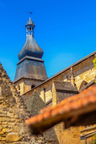 une tour au sommet d'un bâtiment avec toit dans l'établissement Maison des Chanoines, à Sarlat-la-Canéda